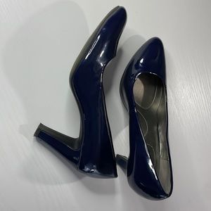 Navy Bandolino Pump